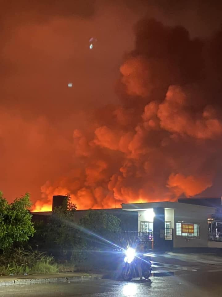 Cột khói cao hàng trăm mét