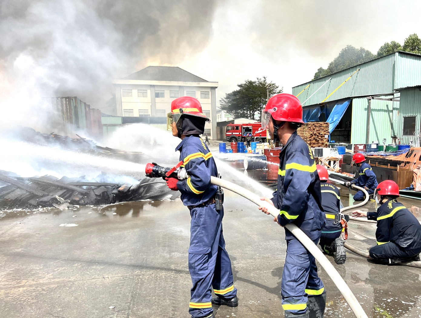 Lực lượng chức năng nỗ lực tưới nước dập lửa. Lực lượng chức năng nỗ lực tưới nước dập lửa.