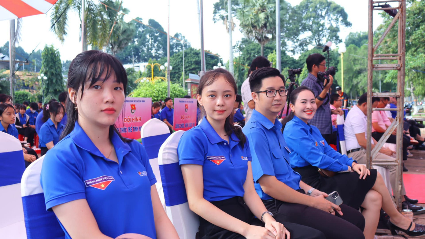 Phát biểu tại Lễ ra quân, anh Ngô Văn Cương - Bí thư T.Ư Đoàn, Chủ nhiệm Uỷ ban Kiểm tra Trung ương Đoàn cho biết, Chiến dịch tình nguyện Kỳ nghỉ hồng là phương thức hoạt động tình nguyện nhằm phát huy vai trò xung kích của đoàn viên, thanh niên là cán bộ, công chức, viên chức công nhân người lao động trẻ vận dụng chuyên môn nghiệp vụ để tham gia các hoạt động tình nguyện, phục vụ cộng đồng. Ảnh: Tình nguyện viên tham dự lễ ra quân.