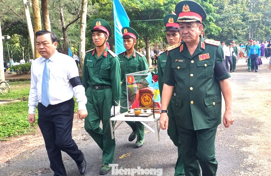 Lãnh đạo Bộ Quốc phòng và Tỉnh ủy Tây Ninh đưa hài cốt liệt sĩ về đất mẹ.
