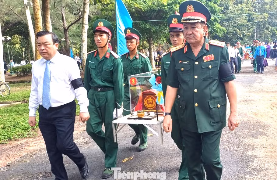 Lãnh đạo Bộ Quốc phòng và Tỉnh ủy Tây Ninh đưa hài cốt liệt sĩ về đất mẹ. Lãnh đạo Bộ Quốc phòng và Tỉnh ủy Tây Ninh đưa hài cốt liệt sĩ về đất mẹ.