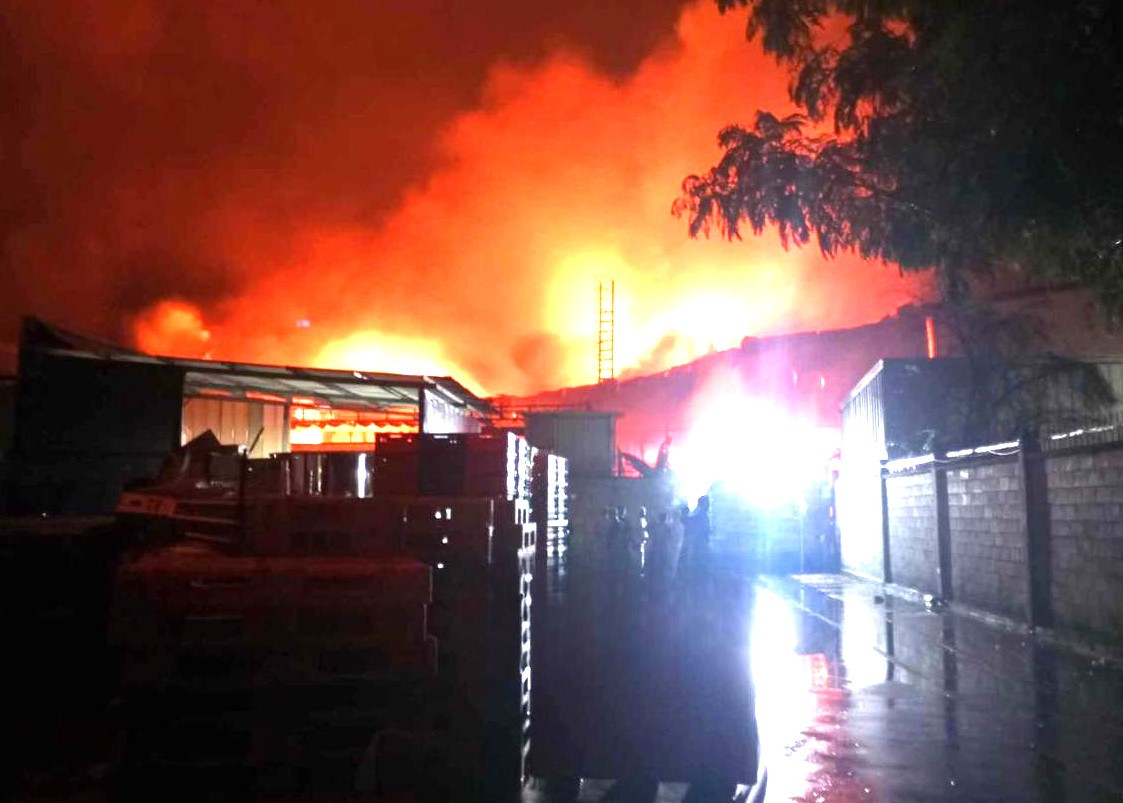 Lửa bao trùm khu nhà xưởng