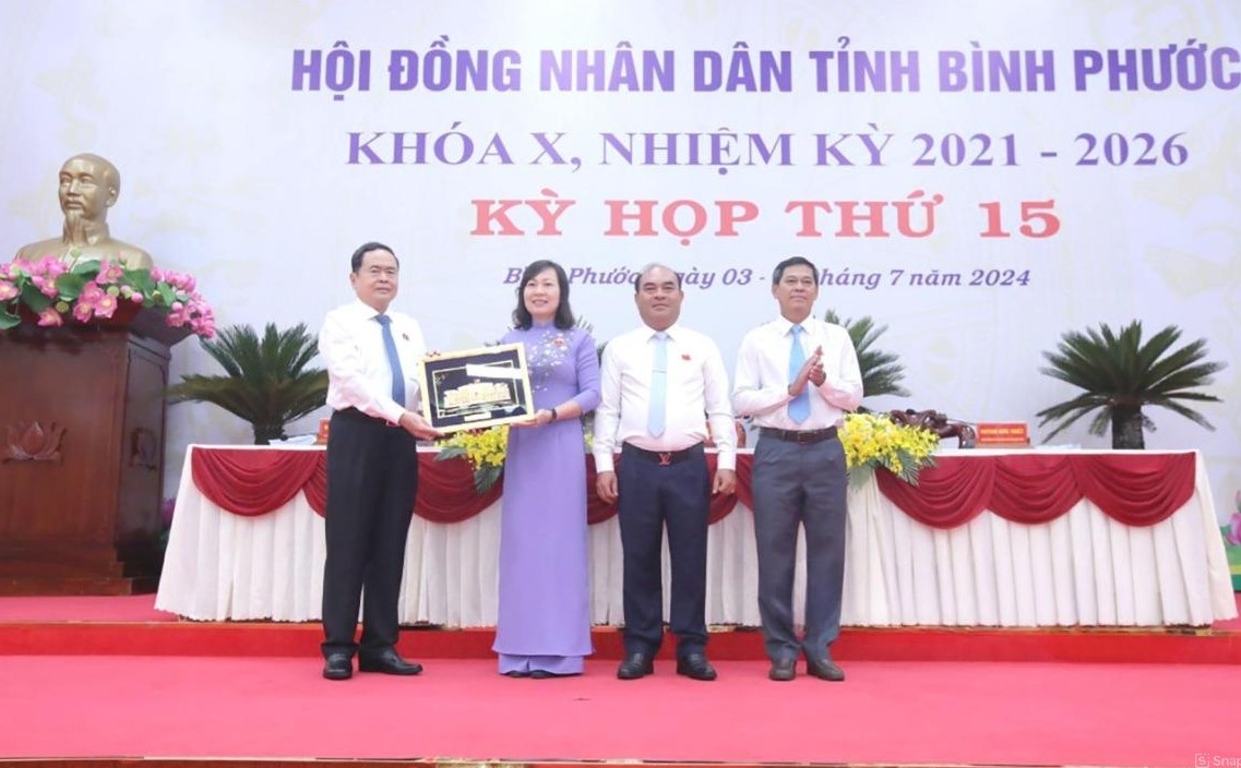 Chủ tịch Quốc hội Trần Thanh Mẫn trao quà cho lãnh đạo HĐND tỉnh Bình Phước (Ảnh: Trương Hiện)