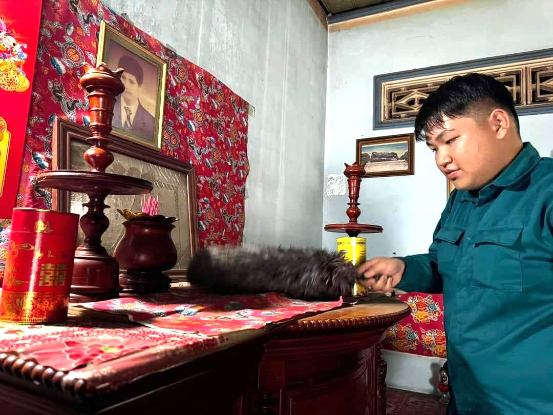 Tại nhà ông Lê Văn Năm, thương binh ở khu phố Đông Ba (phường Bình Hòa, TP Thuận An) các bạn trẻ tiến hành trang hoàng nhà cửa; tổ chức nấu ăn tại đây. Căn nhà ông Năm trở nên rộn ràng hơn bao giờ hết. Mỗi người một việc, trên khuôn mặt các bạn trẻ đều toát lên niềm hạnh phúc.