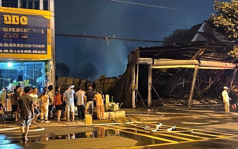 Cơ sở tan hoang sau vụ cháy. Cơ sở tan hoang sau vụ cháy.