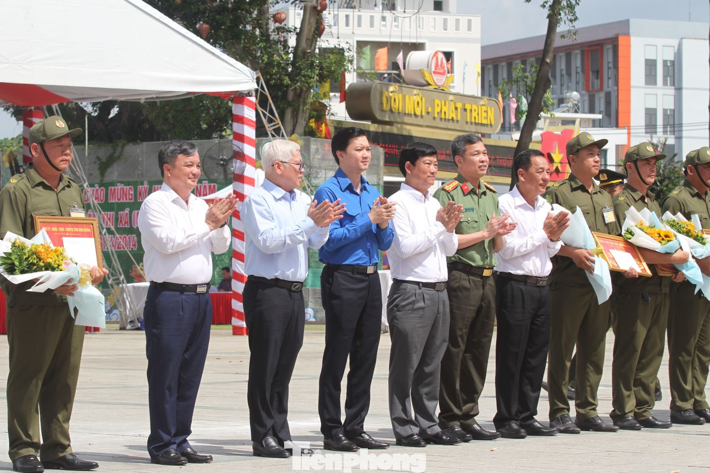 Lãnh đạo Trung ương và địa phương chụp ảnh lưu niệm cùng lực lượng bảo vệ an ninh, trật tự cơ sở. Lãnh đạo Trung ương và địa phương chụp ảnh lưu niệm cùng lực lượng bảo vệ an ninh, trật tự cơ sở.