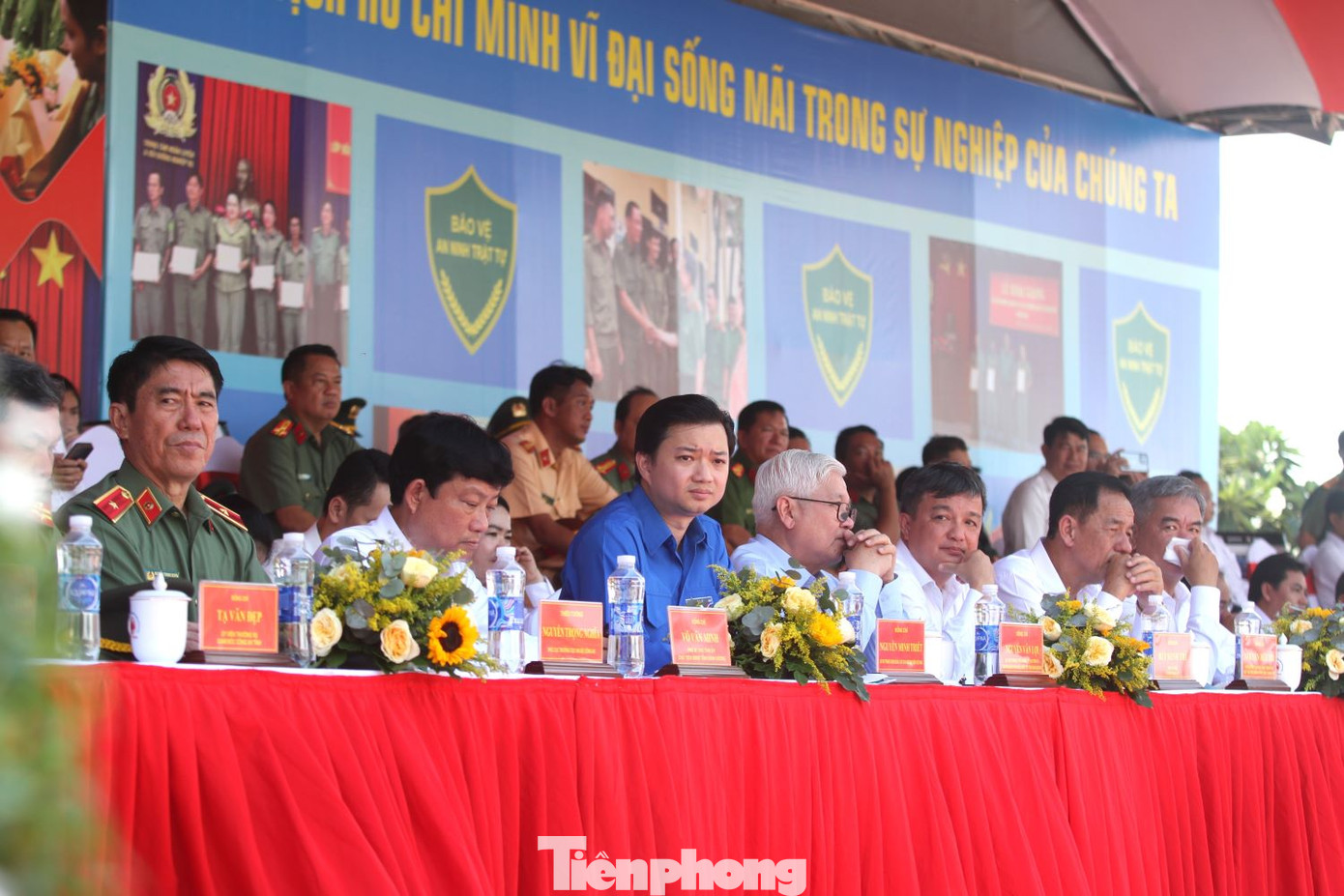 Ngày 1/7, tại Quảng trường TP.Tân Uyên, tỉnh Bình Dương tổ chức Lễ ra mắt lực lượng tham gia bảo vệ an ninh, trật tự ở cơ sở. Bình Dương là 1 trong 12 tỉnh, thành phố trên cả nước được chọn làm điểm. Đến dự lễ ra mắt lực lượng tham gia bảo vệ an ninh, trật tự ở cơ sở tại Bình Dương có thiếu tướng Nguyễn Trọng Nghĩa, Phó Cục trưởng Cục Hồ sơ nghiệp vụ Bộ Công an; Bí thư Tỉnh ủy Bình Dương Nguyễn Văn Lợi; anh Nguyễn Minh Triết – Bí thư Trung ương Đoàn, Chủ tịch Hội Sinh viên Việt Nam; Chủ tịch UBND tỉnh Bình Dương Võ Văn Minh. Ngày 1/7, tại Quảng trường TP.Tân Uyên, tỉnh Bình Dương tổ chức Lễ ra mắt lực lượng tham gia bảo vệ an ninh, trật tự ở cơ sở. Bình Dương là 1 trong 12 tỉnh, thành phố trên cả nước được chọn làm điểm. Đến dự lễ ra mắt lực lượng tham gia bảo vệ an ninh, trật tự ở cơ sở tại Bình Dương có thiếu tướng Nguyễn Trọng Nghĩa, Phó Cục trưởng Cục Hồ sơ nghiệp vụ Bộ Công an; Bí thư Tỉnh ủy Bình Dương Nguyễn Văn Lợi; anh Nguyễn Minh Triết – Bí thư Trung ương Đoàn, Chủ tịch Hội Sinh viên Việt Nam; Chủ tịch UBND tỉnh Bình Dương Võ Văn Minh.