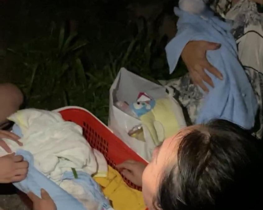 Hai bé sơ sinh bị bỏ rơi trên đường vắng trong đêm