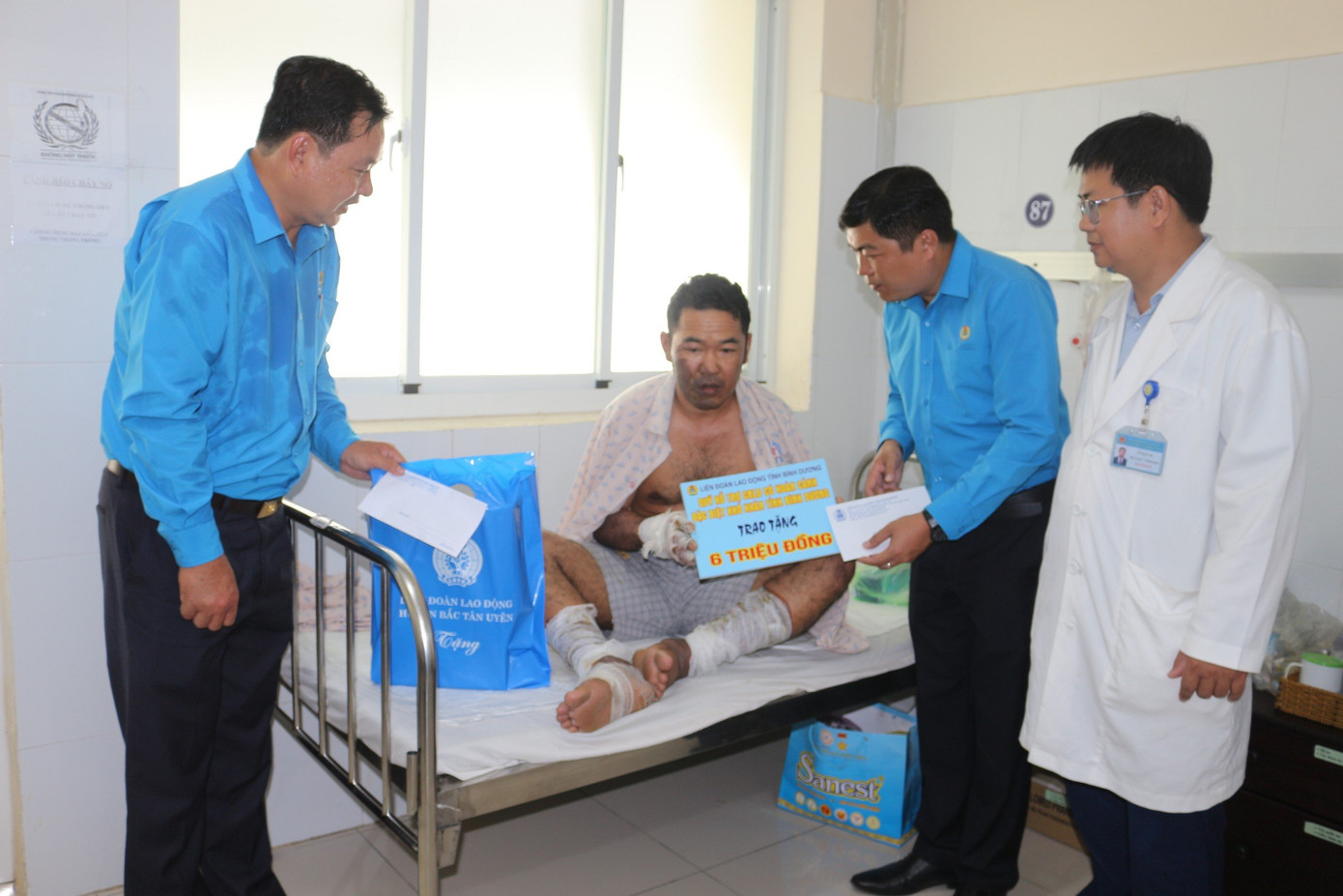 Ông Nguyễn Tấn Đạt, Phó chủ tịch Liên đoàn Lao động tỉnh Bình Dương (thứ hai từ phải sang) đến thăm bệnh nhân tại Bệnh viện Đa khoa tỉnh Bình Dương