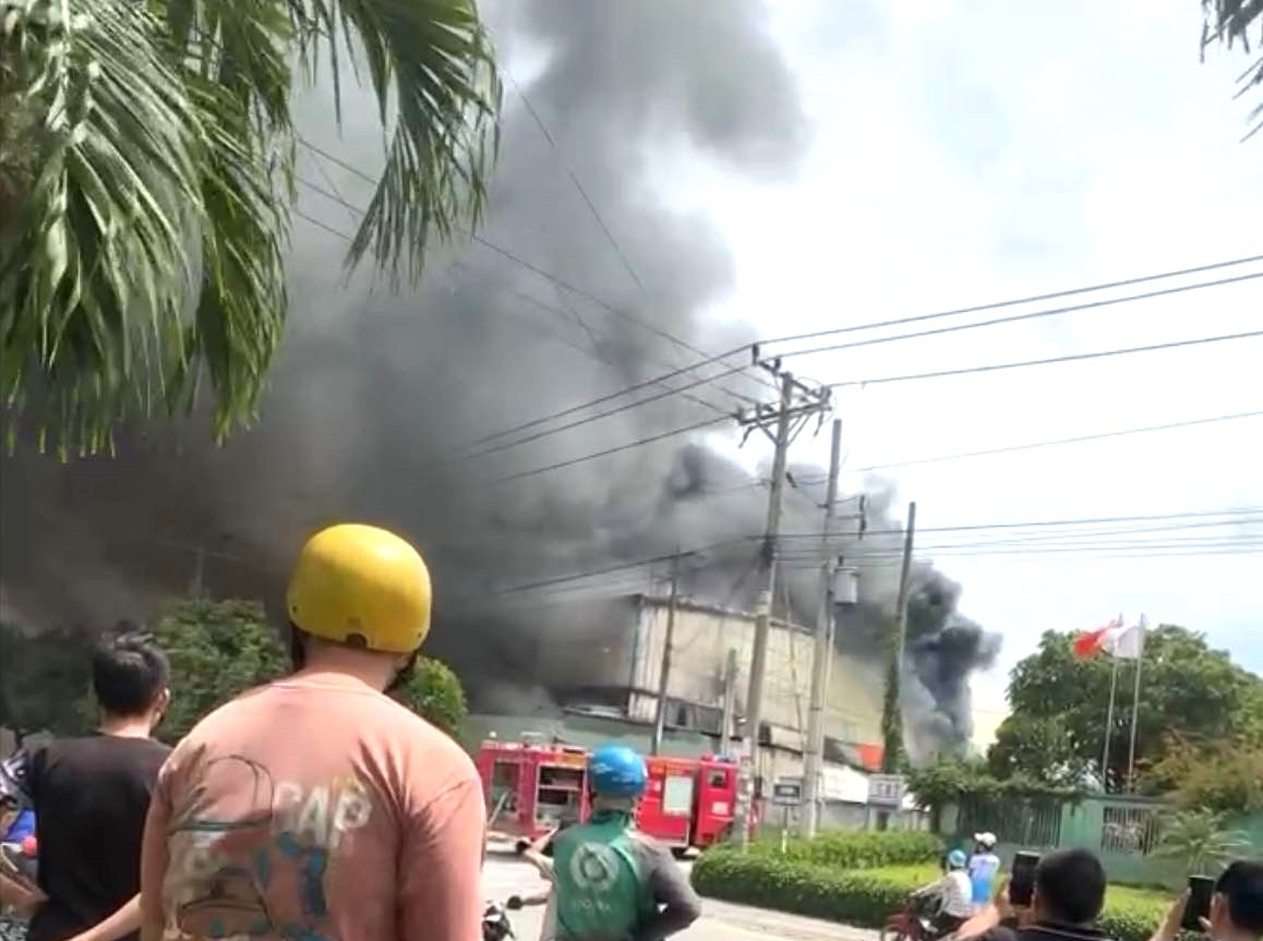 Khói bao trùm nhà xưởng công ty gỗ Khói bao trùm nhà xưởng công ty gỗ