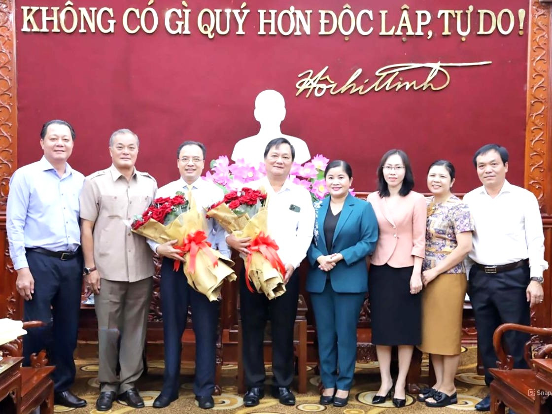 Chủ tịch UBND tỉnh Bình Phước Trần Tuệ Hiền (thứ tư từ phải sang) tặng hoa chúc mừng các cán bộ chủ chốt vừa nhận quyết định.