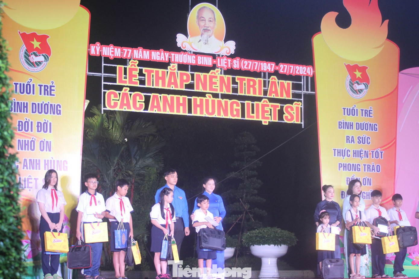 Các em thiếu nhi là con, cháu của các Anh hùng liệt sĩ nhận quà từ ban tổ chức