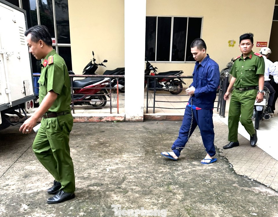 Bị cáo được đưa đến phòng xét xử Bị cáo được đưa đến phòng xét xử