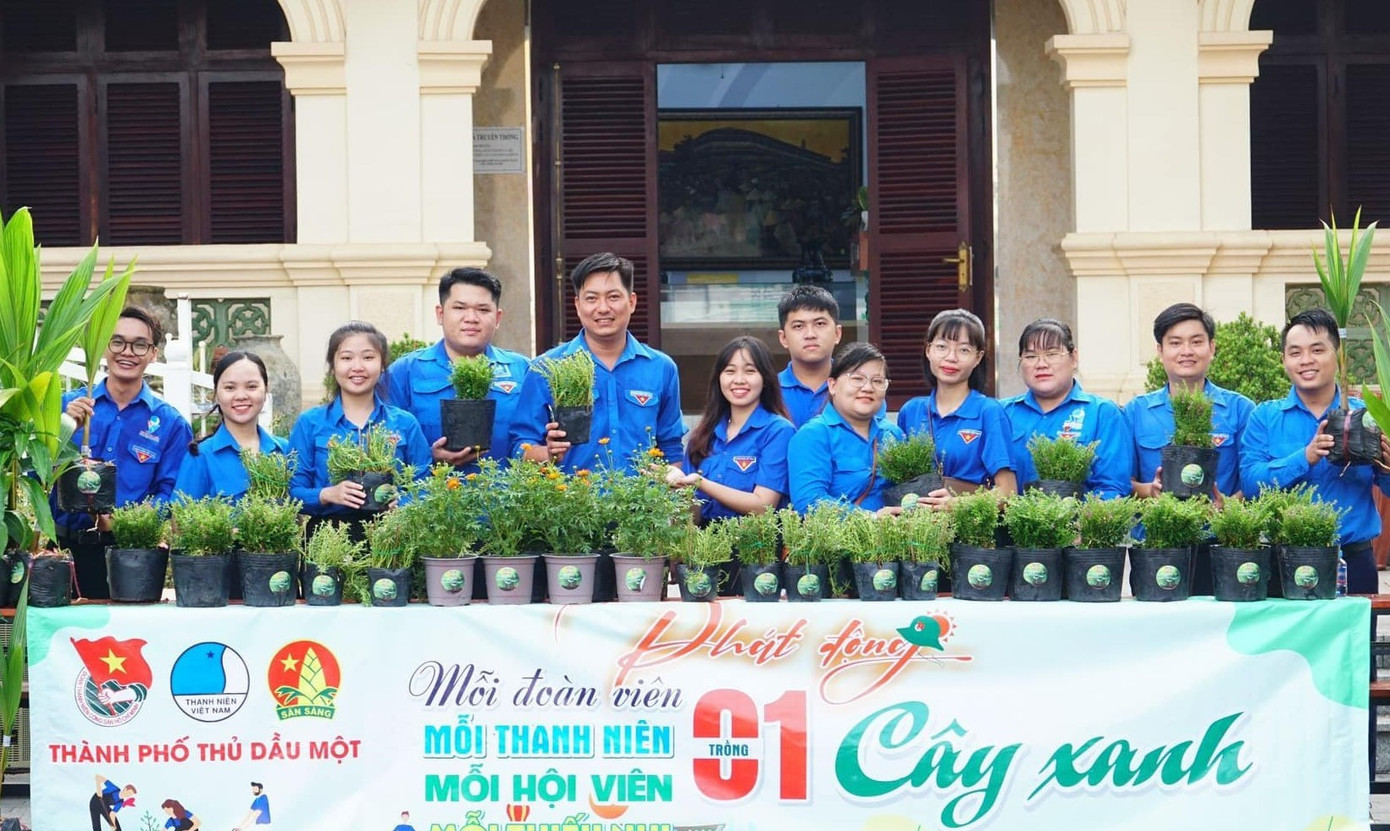 Thành Đoàn Thủ Dầu Một đã phát động “Mỗi người dân trồng ít nhất một cây xanh, mỗi nhà góp một mảng xanh” góp phần tạo cảnh quan thiên nhiên tươi đẹp, bảo vệ môi trường, ứng phó với biến đổi khí hậu.