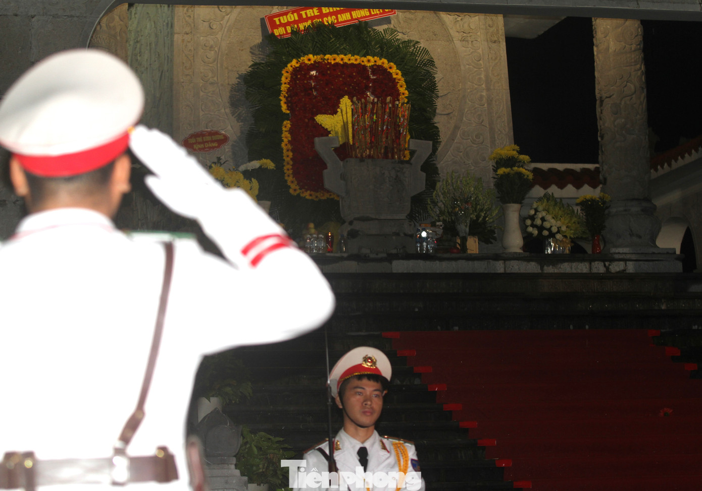 Tại sự kiện, tuổi trẻ Bình Dương dành phút mặc niệm để tưởng nhớ các Anh hùng liệt sĩ và Tổng Bí thư Nguyễn Phú Trọng.