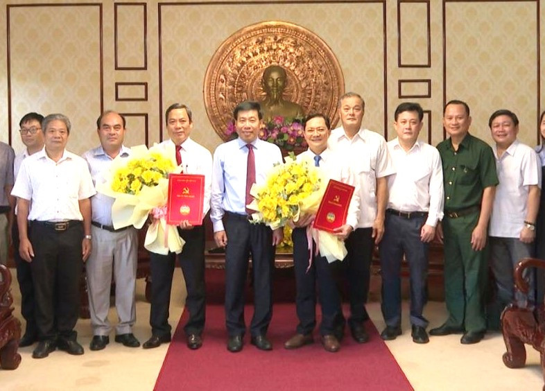 Bí thư Tỉnh ủy Bình Phước Nguyễn Mạnh cường (giữa) trao quyết định điều động, bổ nhiệm cho ông Hà Anh Dũng (thứ 5 từ phải sang) và ông Đỗ Văn Mạnh