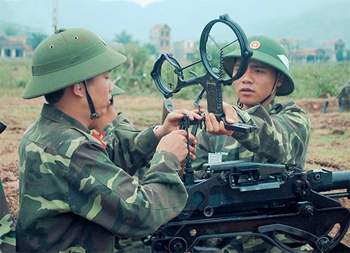 Các pháo thủ khẩu đội 12,7mm thuộc Đại đội 16, Trung đoàn 141, Sư đoàn 312 (Quân đoàn 1) chuẩn bị thực hành bắn đạn thật