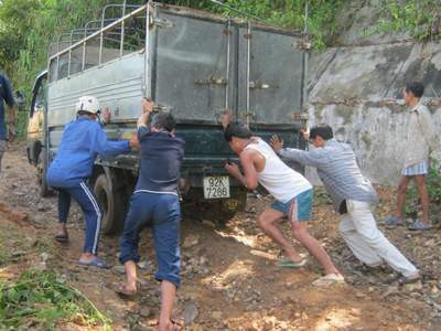 Những người đàn ông trong xóm rất nhiệt tình và hiếu khách