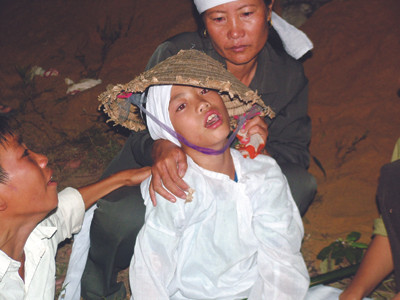 Cháu Trần Đình Quang vật vã bên quan tài bố, mẹ và em gái