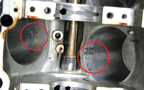 Piston chọc vào gây xước ở xilanh động cơ. Piston chọc vào gây xước ở xilanh động cơ