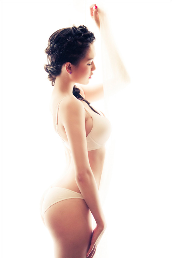 Ngọc Trinh trẻ trung và đáng yêu với mái tóc dài mái bằng. Sang trọng, quý phái khi búi gọn. Kiểu tóc tết lệch tinh nghịch và thời thượng. Ngọc Trinh gợi cảm với phần mái lệch buông xõa. Kiểu tóc dài tỉa mỏng. "Nữ hoàng nội y" vẫn rất quyến rũ với kiểu tóc đơn giản này. Tóc xoăn bồng bềnh. Tóc đuôi gà trẻ trung, năng động. Kiểu tóc dạ tiệc làm tôn lên vẻ kiêu sa của người đẹp. Và kiểu tóc tết cầu kỳ tạo cho Ngọc Trinh vẻ quyến rũ đầy mê hoặc.