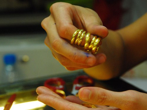 Cửa hàng vàng đông khách trở lại khi giá tăng nhanh, tuy nhiên chủ yếu là nhu cầu mua lẻ, với mặt hàng nhẫn tròn trơn một vài chỉ. Ảnh: Anh Quân. Cửa hàng vàng đông khách trở lại khi giá tăng nhanh, tuy nhiên chủ yếu là nhu cầu mua lẻ, với mặt hàng nhẫn tròn trơn một vài chỉ. Ảnh: Anh Quân