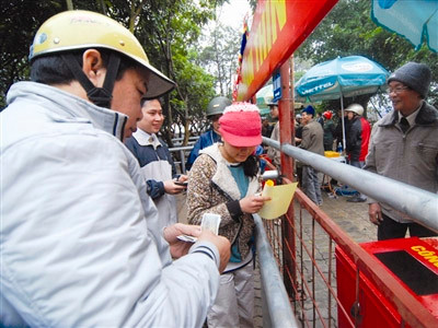 Phát ấn tại đền Trần. Ảnh: Minh Đức