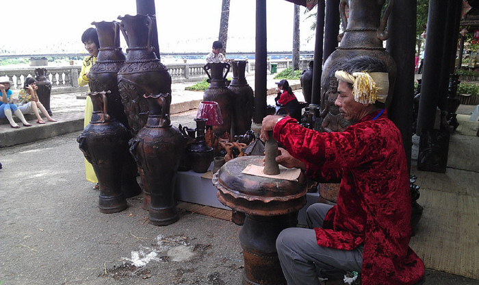 Trình diễn chế tác gốm bằng phương pháp thủ công