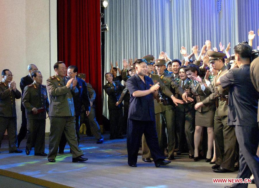 Nhà lãnh đạo Kim Jong Un gặp mặt các quân nhân vào ngày 27-7. Ả: Tân Hoa Xã