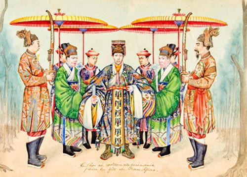 Bức tranh vẽ nhà vua mặc xiêm và long cổn, đi hia, đội mũ bình thiên, cùng các bồi tế, thị vệ và thái giám, đang chuẩn bị bước lên đàn tế Nam Giao. Bức tranh vẽ nhà vua mặc xiêm và long cổn, đi hia, đội mũ bình thiên, cùng các bồi tế, thị vệ và thái giám, đang chuẩn bị bước lên đàn tế Nam Giao