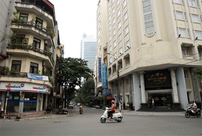 Trưa ngày 21-12-1972, Mỹ dùng máy bay F-111 ném bom nhiều điểm dân cư ở nội thành, trong đó có phố Cửa Bắc. Sau 40 năm, Phố Cửa Bắc hiện là một trong những điểm đến quen thuộc của du khách nước ngoài, trong đó có nhiều người Mỹ