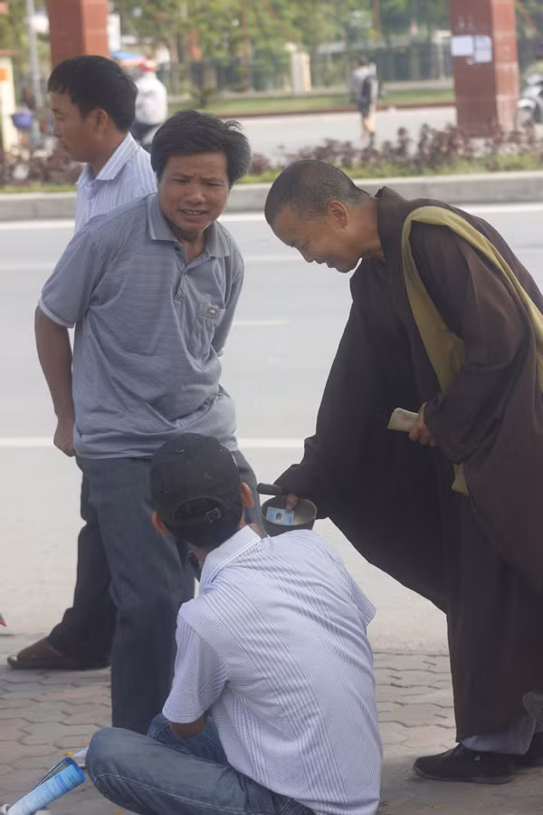Nhà sư ăn xin ở cổng trường ĐH Thương Mại