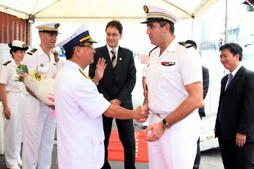  Đại tá Hà Xuân Xứ (trái), đại diện Bộ tư lệnh Hải quân, bắt tay trung tá Romuald Bomont, thuyền trưởng tàu George Leygues