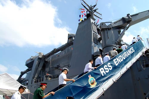 Ngay sau lễ đón, các đại biểu được mời lên thăm quan tàu