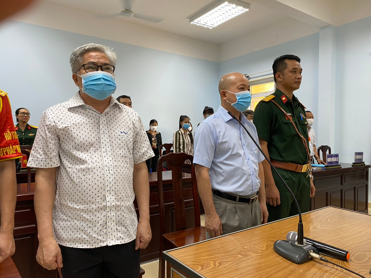 Bị cáo Phạm Văn Diệt (trái sang) và Đinh Ngọc Hệ (đứng giữa) nghe tòa tuyên án.