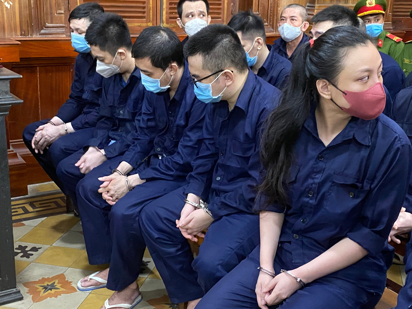 Bị cáo Võ Thùy Linh (hàng đầu, bìa phải) tại phiên tòa sáng 21/3. Ảnh: Tân Châu