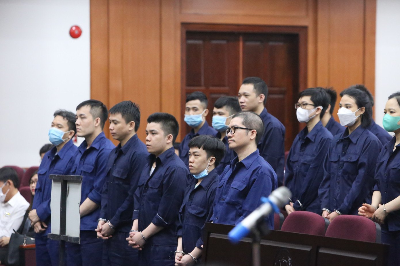 Các bị cáo tại phiên tòa sáng 27/3.