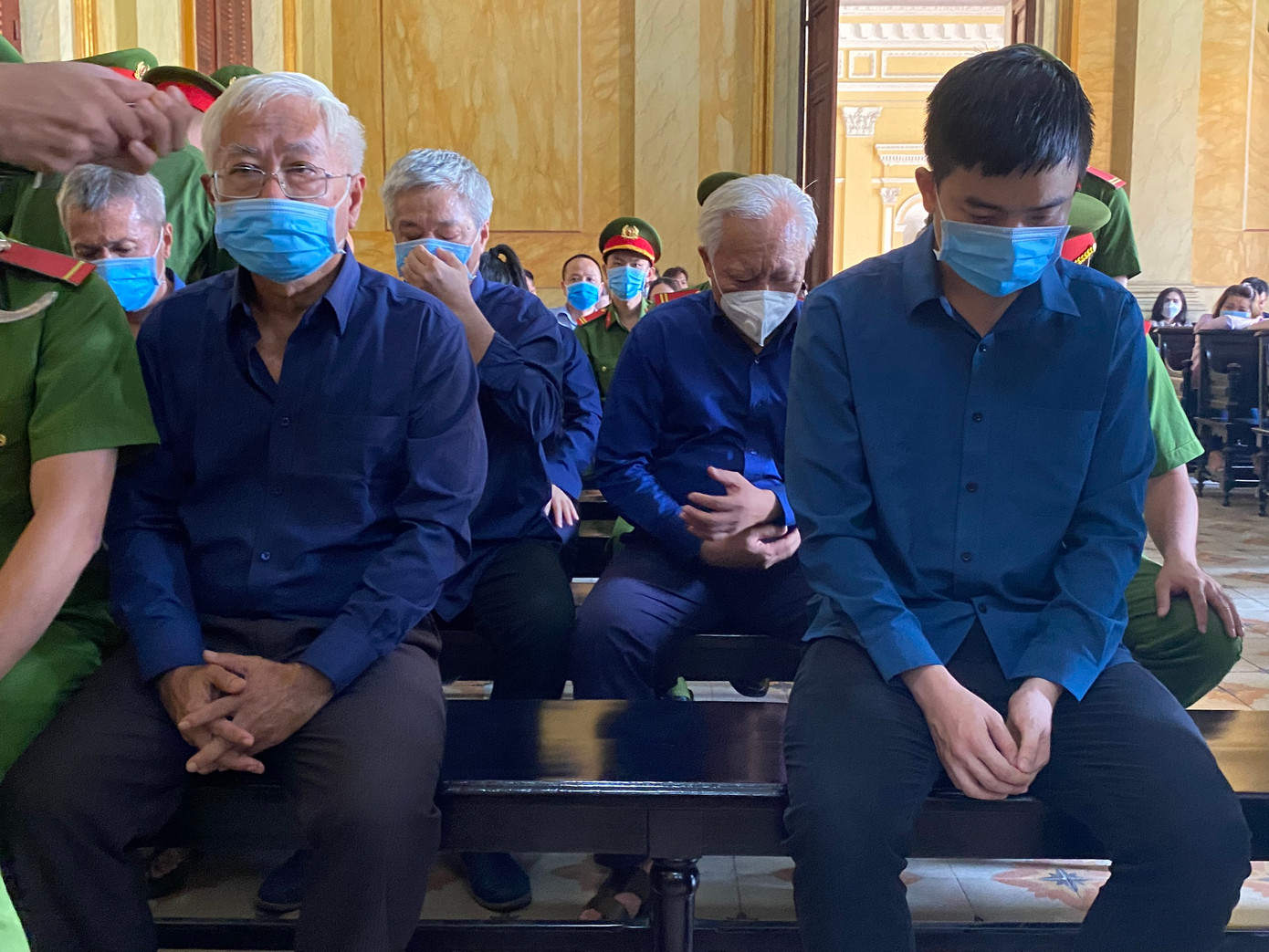 Bị cáo Trần Phương Bình (hàng đầu, bên trái)