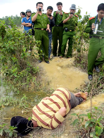 Dựng lại hiện trường anh Trần Văn Nghị chết