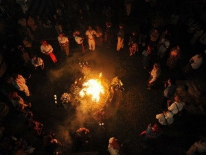 Một số người ở tỉnh Hồ Nam đốt lửa, thực hiện nghi lễ như của người Maya để mời gọi người ngoài hành tinh. Một số người ở tỉnh Hồ Nam đốt lửa, thực hiện nghi lễ như của người Maya để mời gọi người ngoài hành tinh