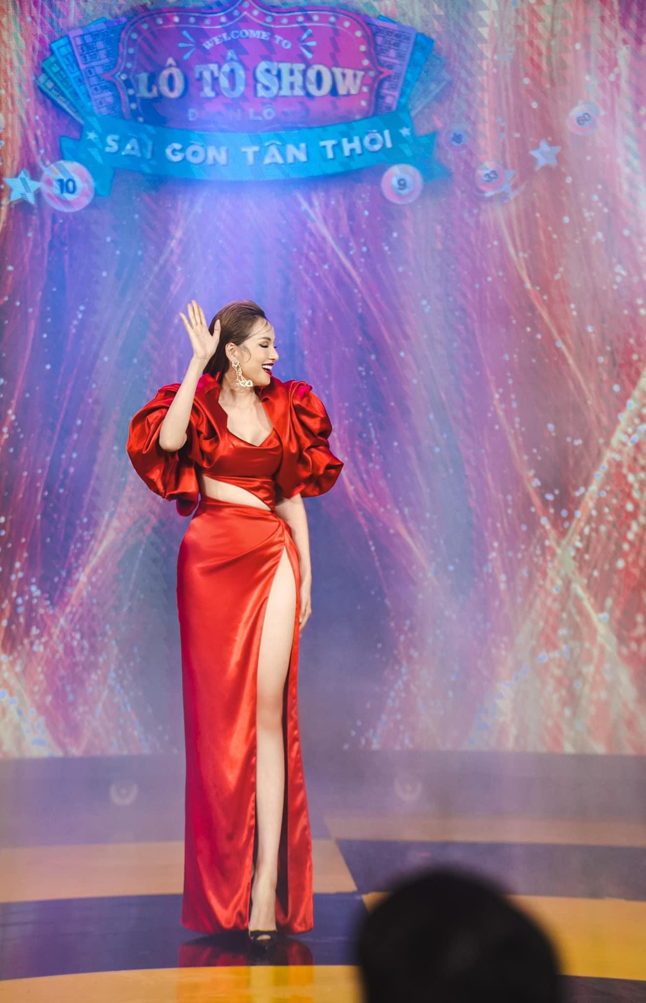 Hoa hậu Diễm Hương diện váy xẻ đùi nóng bỏng.