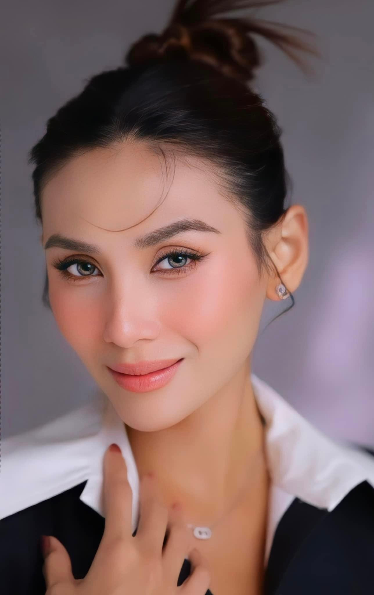 Á hậu Võ Hoàng Yến trẻ trung so với tuổi 34 khi sử dụng tông make-up trong veo.