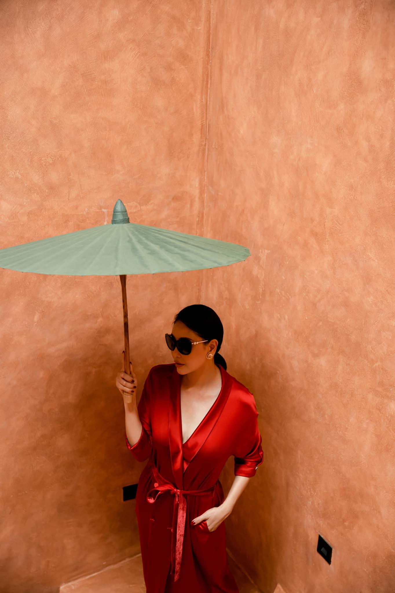 Hoa hậu Hà Kiều Anh khoe dáng quyến rũ với bộ váy lụa màu đỏ.