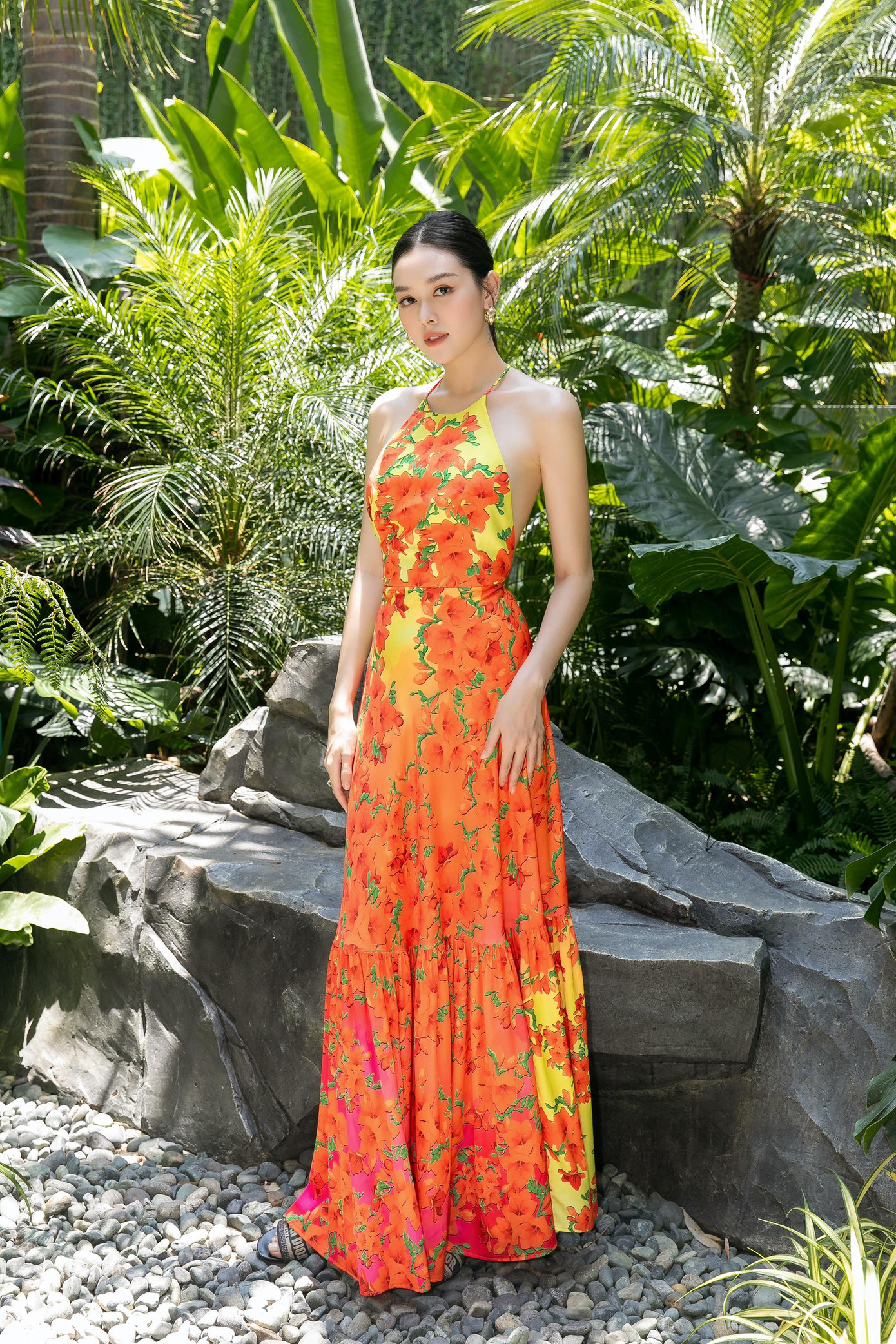 Khác biệt với 2 người bạn của mình, Tường San chọn yên bề gia thất khi lên xe hoa vào thời điểm cuối năm 2020. Trước đó, cô cũng thành công khi lọt vào top 8 Miss International- Hoa hậu Quốc tế 2019.