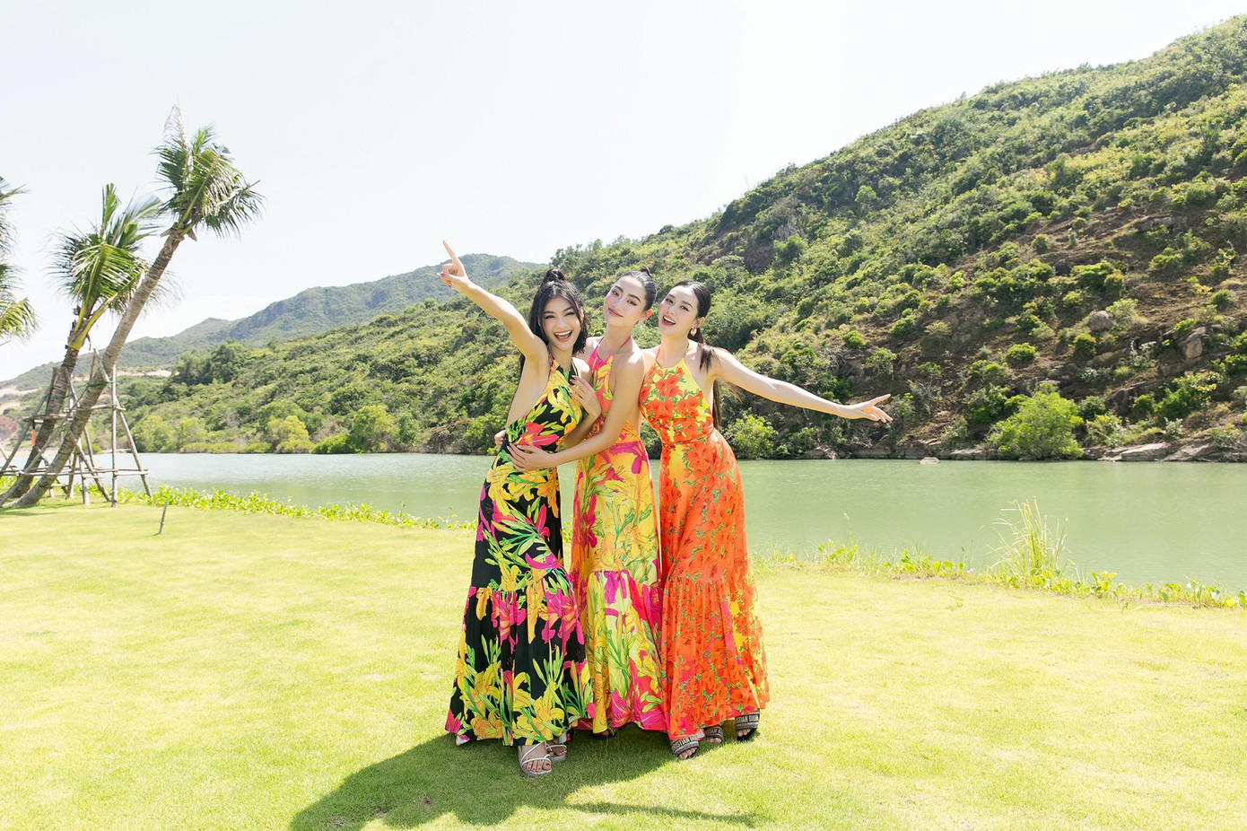 Cả ba nàng hậu sinh năm 2000 đều chọn cho mình những bộ váy bay bổng khoe lưng trần trong chuyến du ngoạn cùng nhau đến thành phố biển lần này.