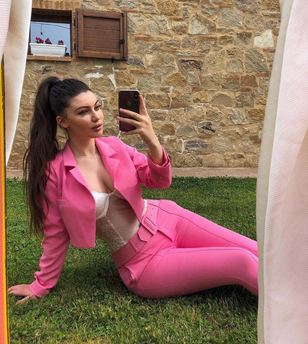 Chính vì thế các fans cho rằng Deta Kokomani vẫn có nhiều cơ hội tại cuộc thi năm nay.