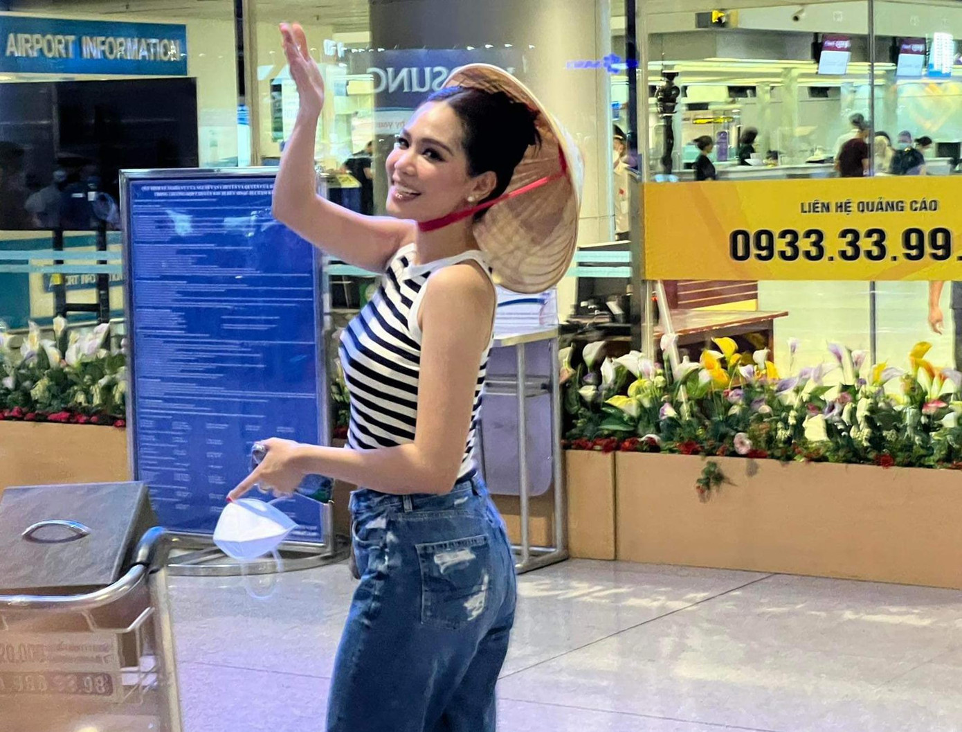 Mặc dù chỉ trải qua ba ngày ngắn ngủi ở Việt Nam nhưng Sireethorn Leearamwat rất ấn tượng với sự chào đón nồng hậu của Á hậu Phương Anh và các fans.