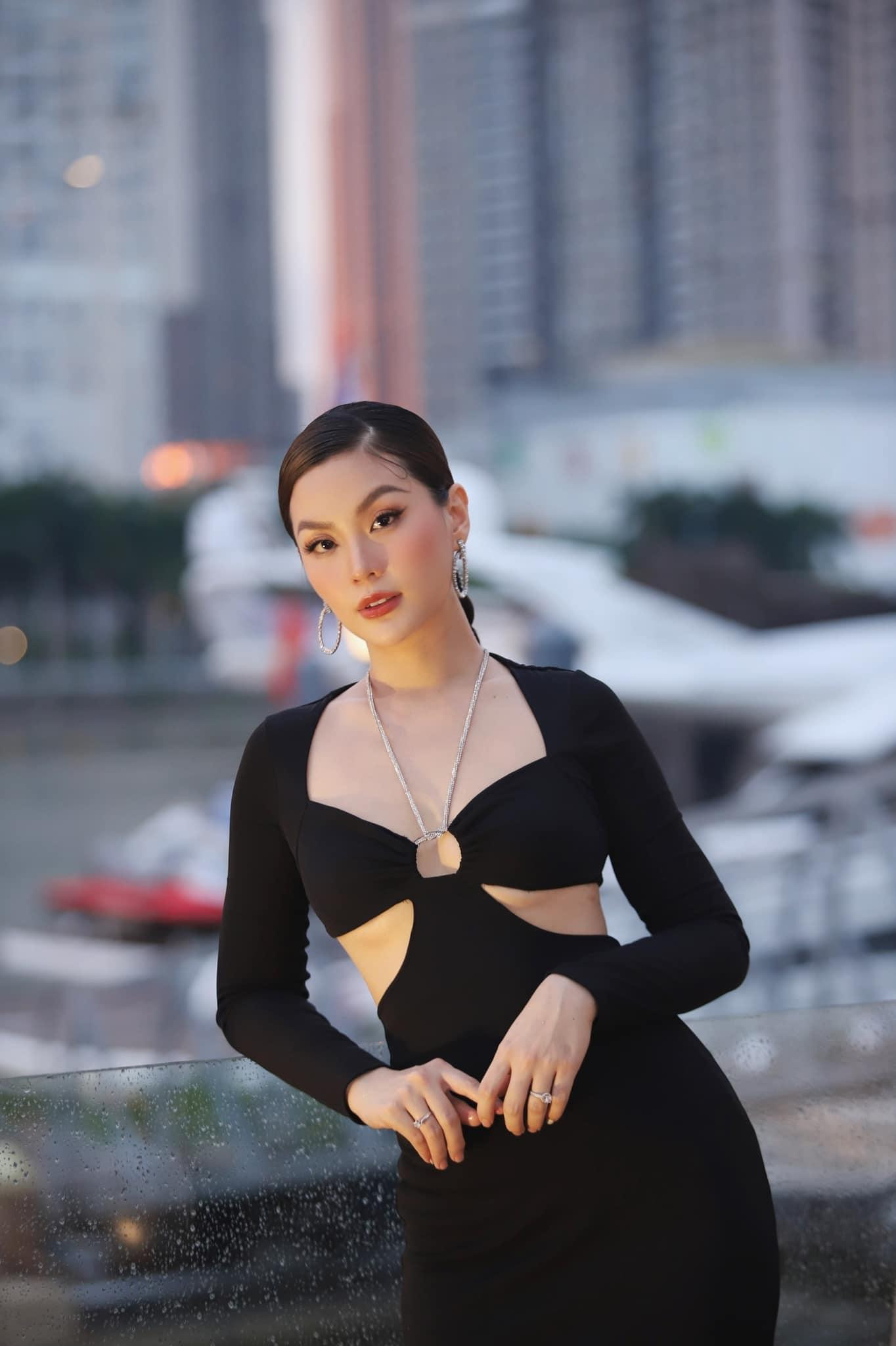 Á hậu Diễm Trang mặc váy cut-out khoe vòng một nóng bỏng. Á hậu Diễm Trang mặc váy cut-out khoe vòng một nóng bỏng.