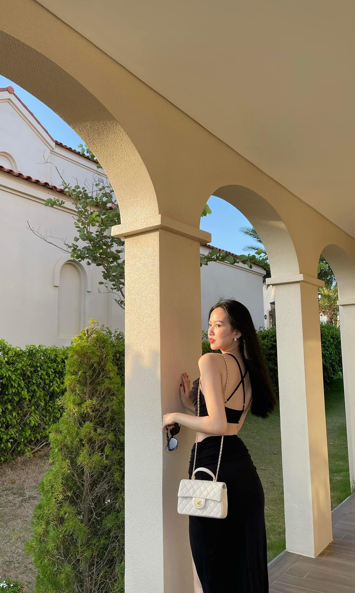 Thiết kế cut-out giúp cô khoe tấm lưng trần sexy. Thiết kế cut-out giúp cô khoe tấm lưng trần sexy.