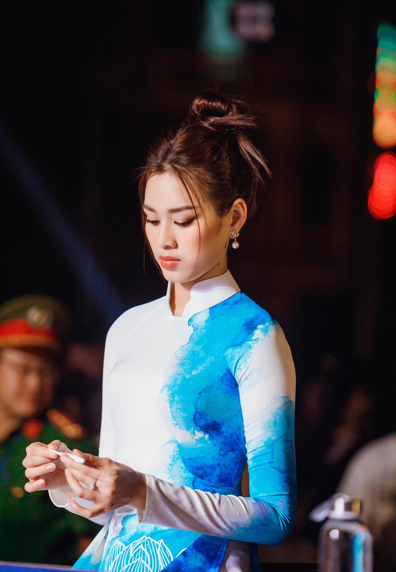 Trong nhiều khoảnh khắc mặc dù không chủ động tạo dáng nhưng nhan sắc của cô vẫn cực kỳ xinh đẹp, hút hồn, nhận được sự khen ngợi của khán giả.